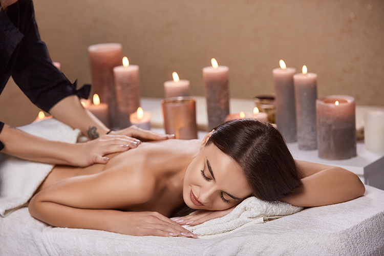 Massaggi con candele: come funzionano, benefici e limiti